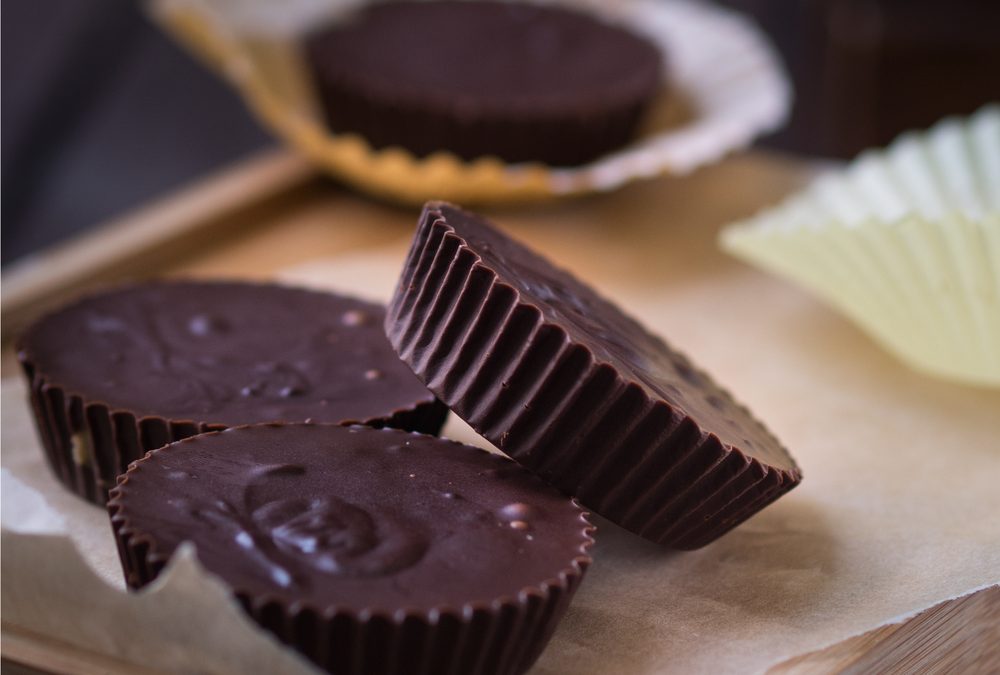 Raw chocolate & peanut butter buttercups