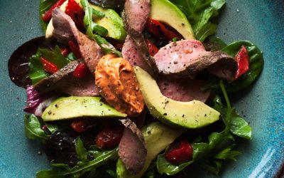 Mixed green salad with steak and paprika aioli