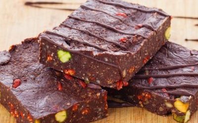 Chocolate tiffin with pistachios and goji berries