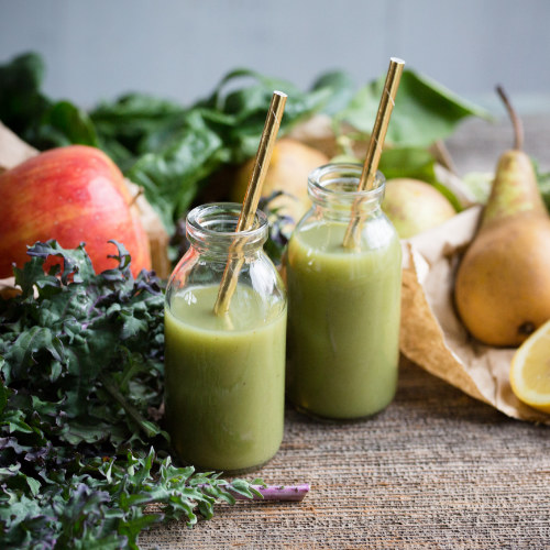 Super Green Smoothie: Apple, Pear, Kale, Spinach, Kiwi, Lemon, Broccoli & Banana